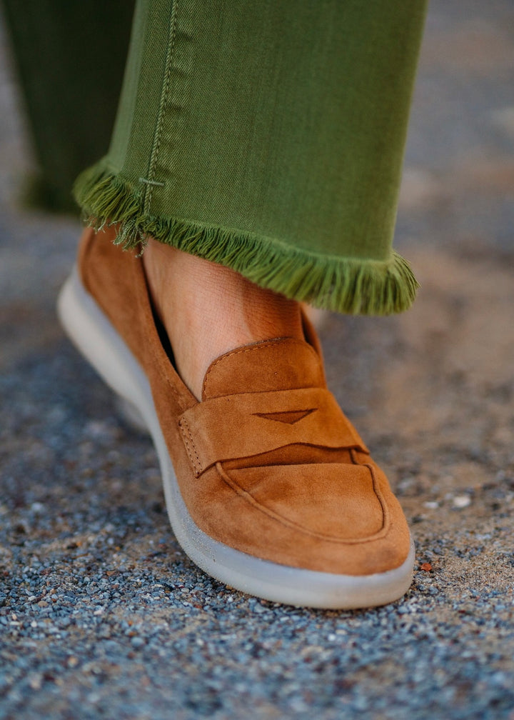 Vaneli: Undine Cuio Suede Flat