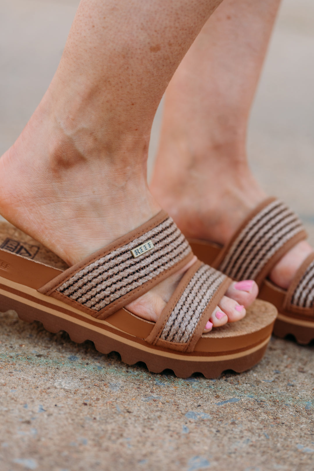 Reef: Cushion Vista HI in Chocolate Raffia