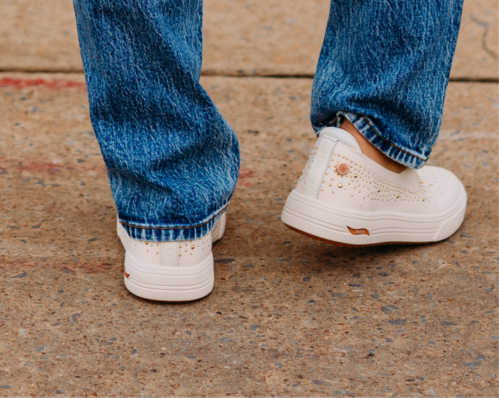 Skechers: Arch Fit Arcade Sneakers Dazzle You in Off White