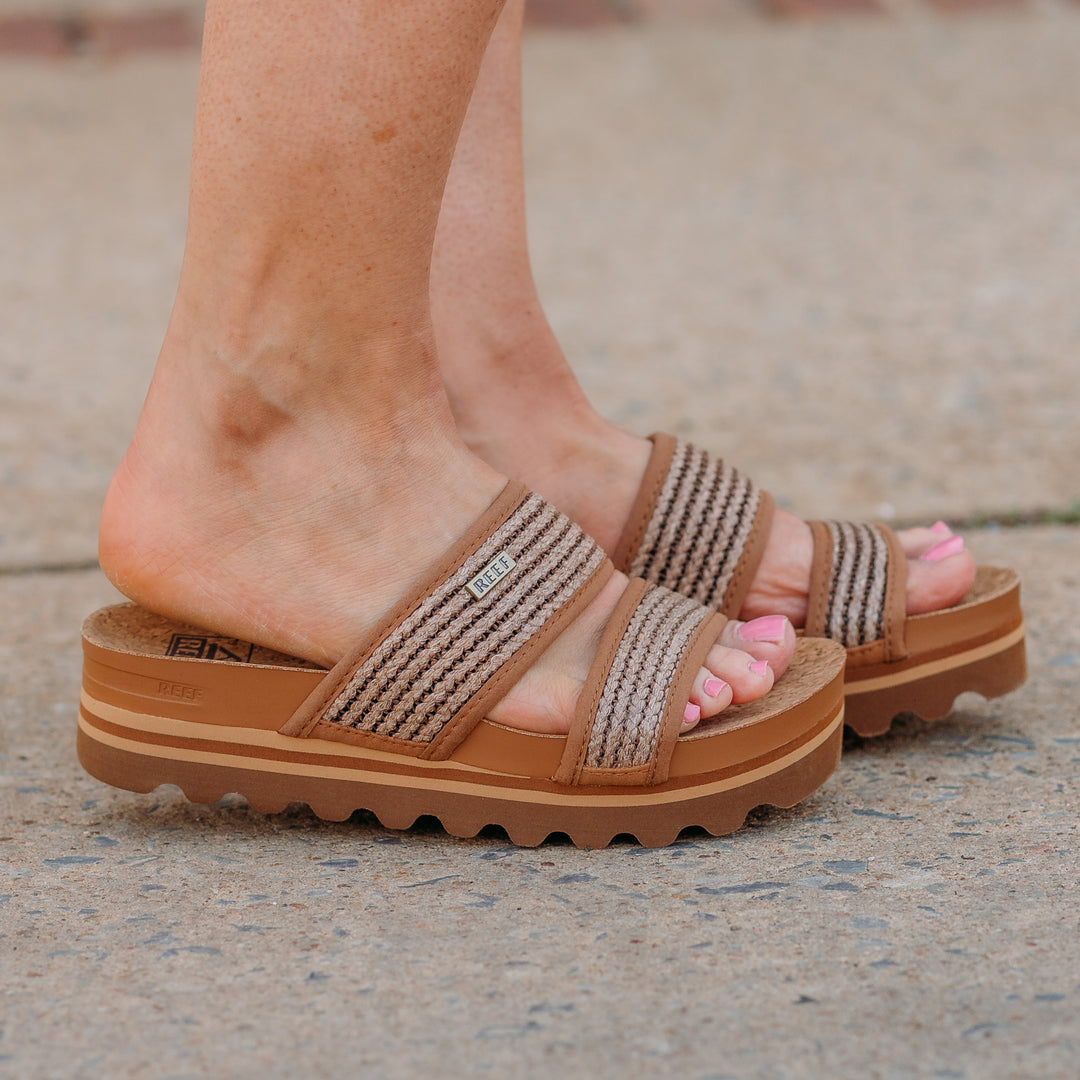 Reef: Cushion Vista HI in Chocolate Raffia