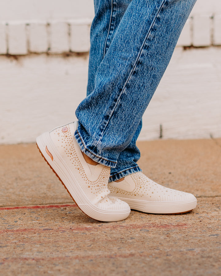 Skechers: Arch Fit Arcade Sneakers Dazzle You in Off White