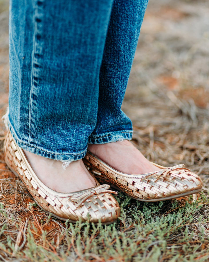 Lucky Brand: Mogeni Flats in Platino Metallic