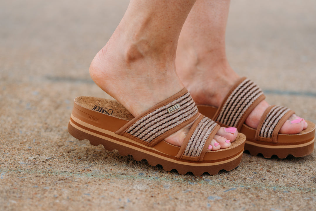 Reef: Cushion Vista HI in Chocolate Raffia