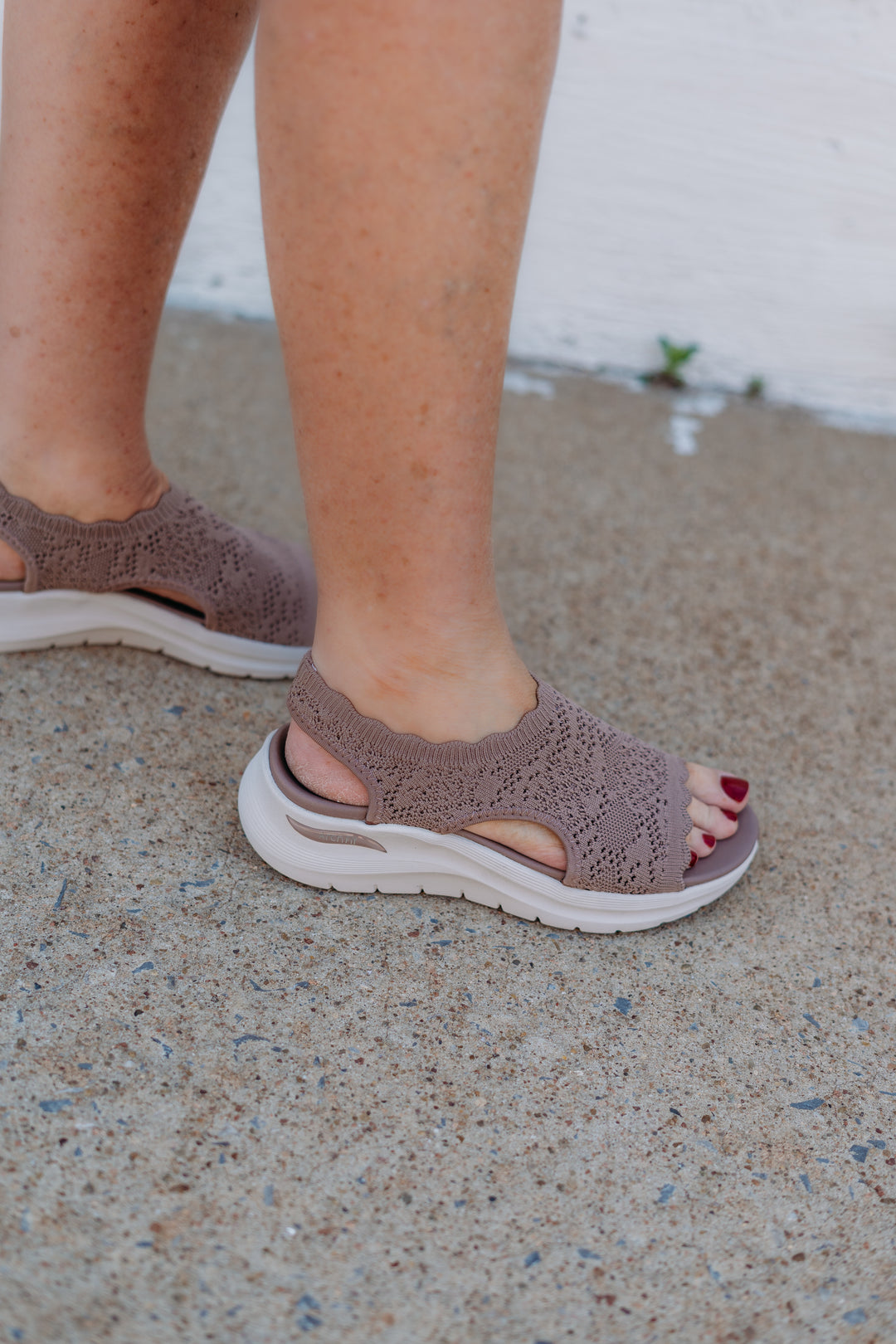 Skechers:Arch Fit Flawless Choice Sandals in Mocha