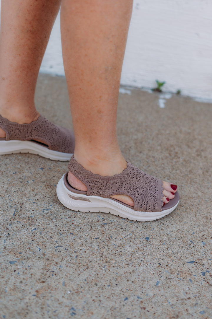 Skechers:Arch Fit Flawless Choice Sandals in Mocha
