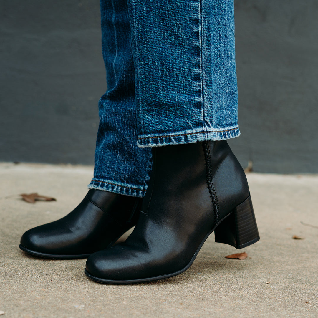 Clarks: Keirsta Faye Boots in Black 26180036