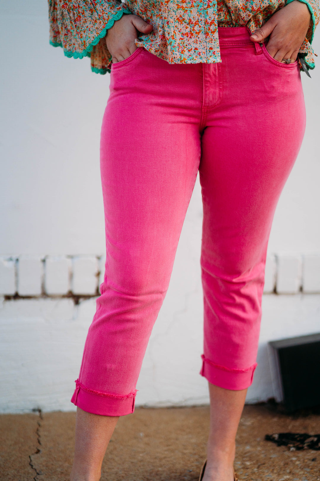 Kut: Amy Crop Straight Leg-Roll up in Sugar Coral