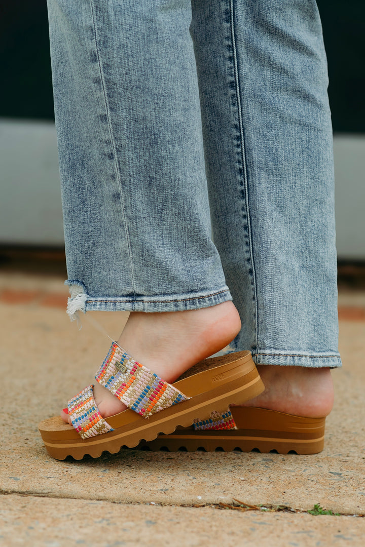 Reef: Cushion Vista HI in Beachy Woven