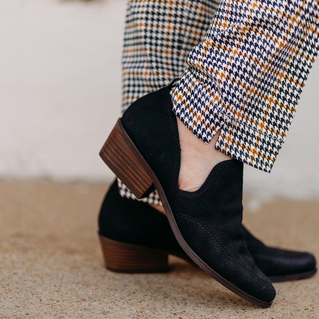 Lucky Brand: Mahzan Loafers in Black - The Vogue Boutique