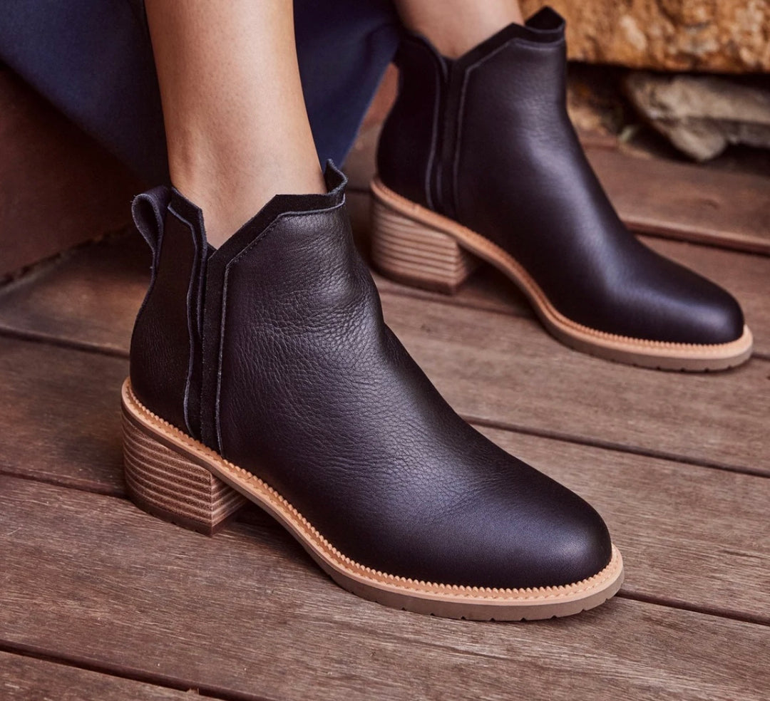 TOMS: Hailey Boots in Black Leather 10021305