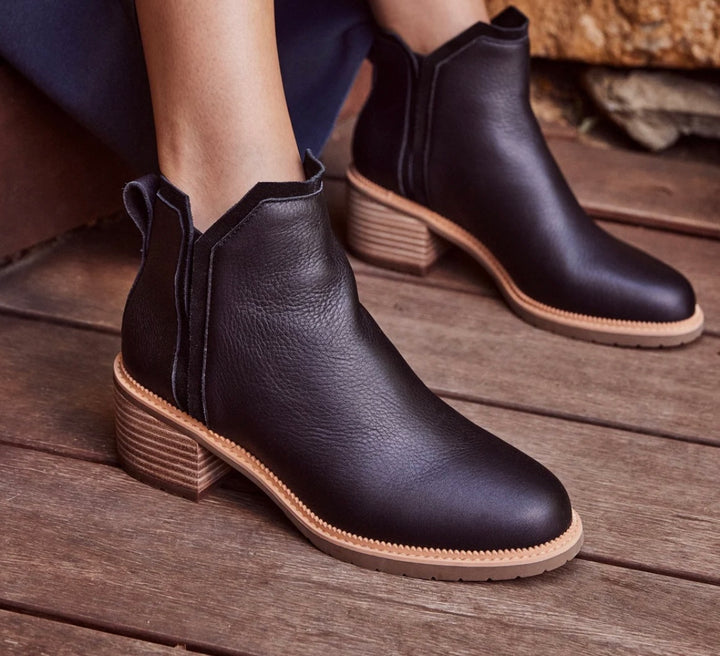 TOMS: Hailey Boots in Black Leather 10021305