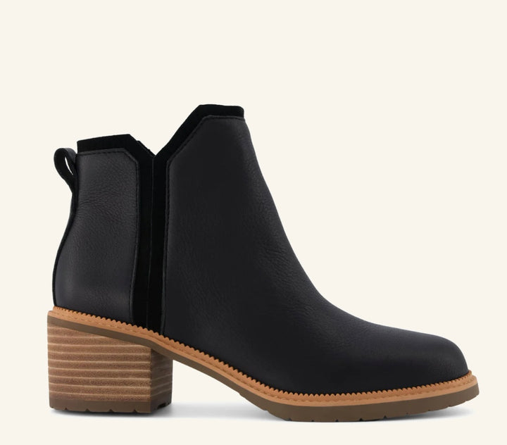TOMS: Hailey Boots in Black Leather 10021305