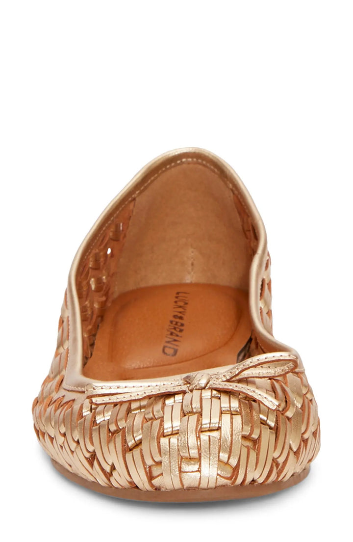 Lucky Brand: Mogeni Flats in Platino Metallic