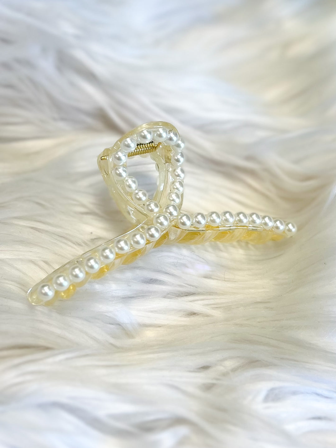 Fun & Fabulous: Medium Twist Pearl Claw Clip