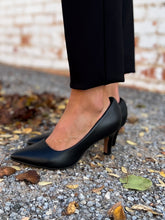 Load image into Gallery viewer, Clarks: Illeana Tulip Black Leather
