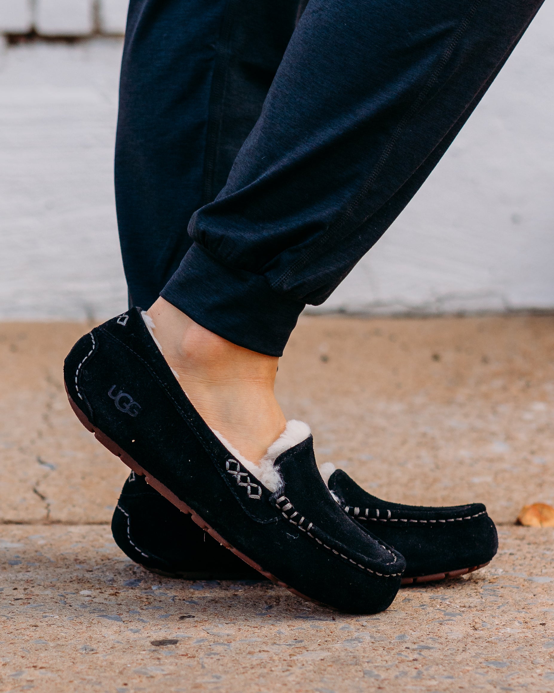 UGG Ansley ブラック モカシン UGG Ansley Black Suede Slippers | Indoor & Outdoor Use – The Vogue