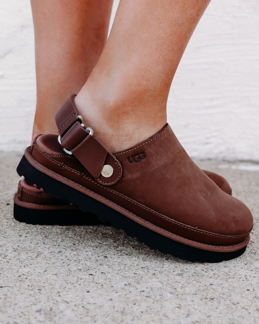 UGG: W Goldenstar Villa Clog in Dark Chestnut (1169590)
