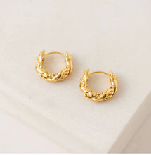 Load image into Gallery viewer, Lovers Tempo: Jessie 15mm Huggle Hoop Earrings In Gold
