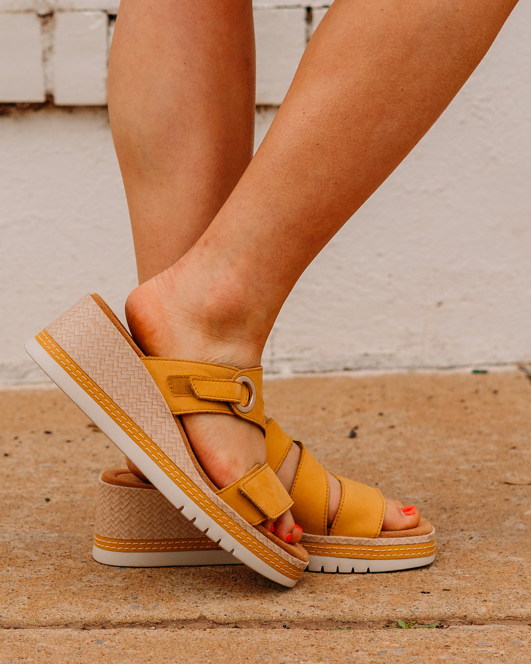 Clarks: Kidiki Cove Sandals Yellow Nubuck