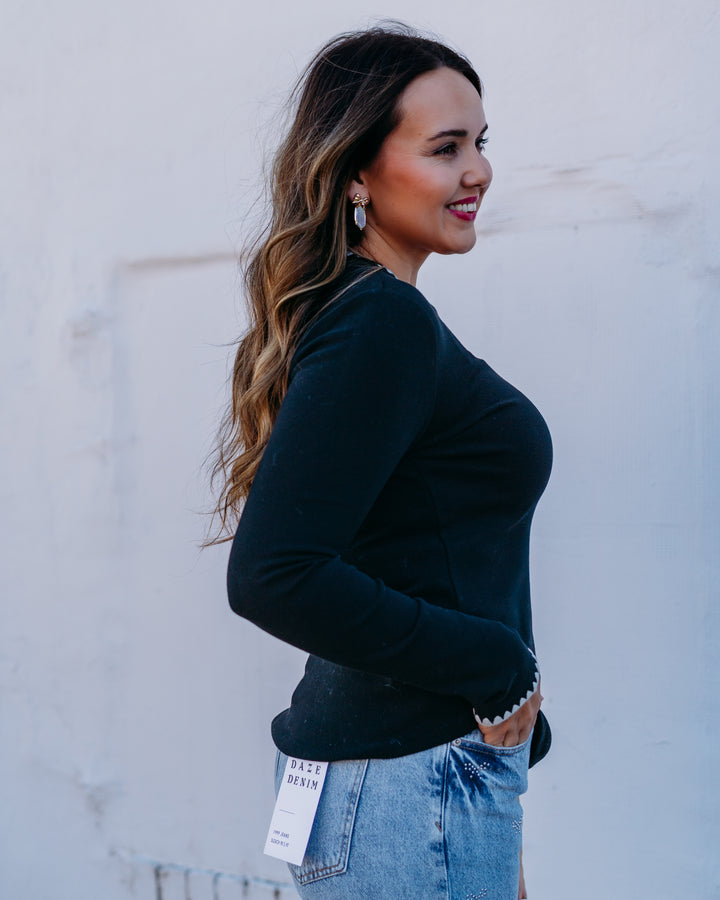 Karen Kane: Edge Stitch Crewneck Top in Black/Cream (4L38002)