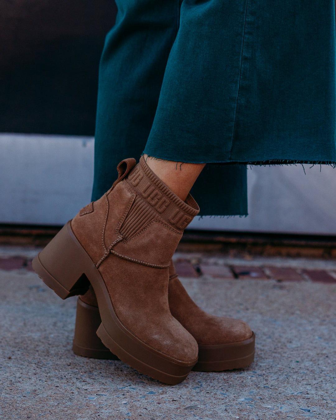 Ugg: Moxy Chelsea Boots in Chestnut