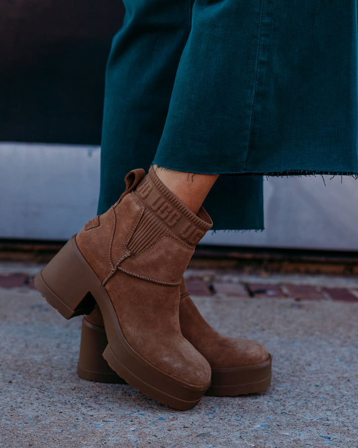 Ugg: Moxy Chelsea Boots in Chestnut