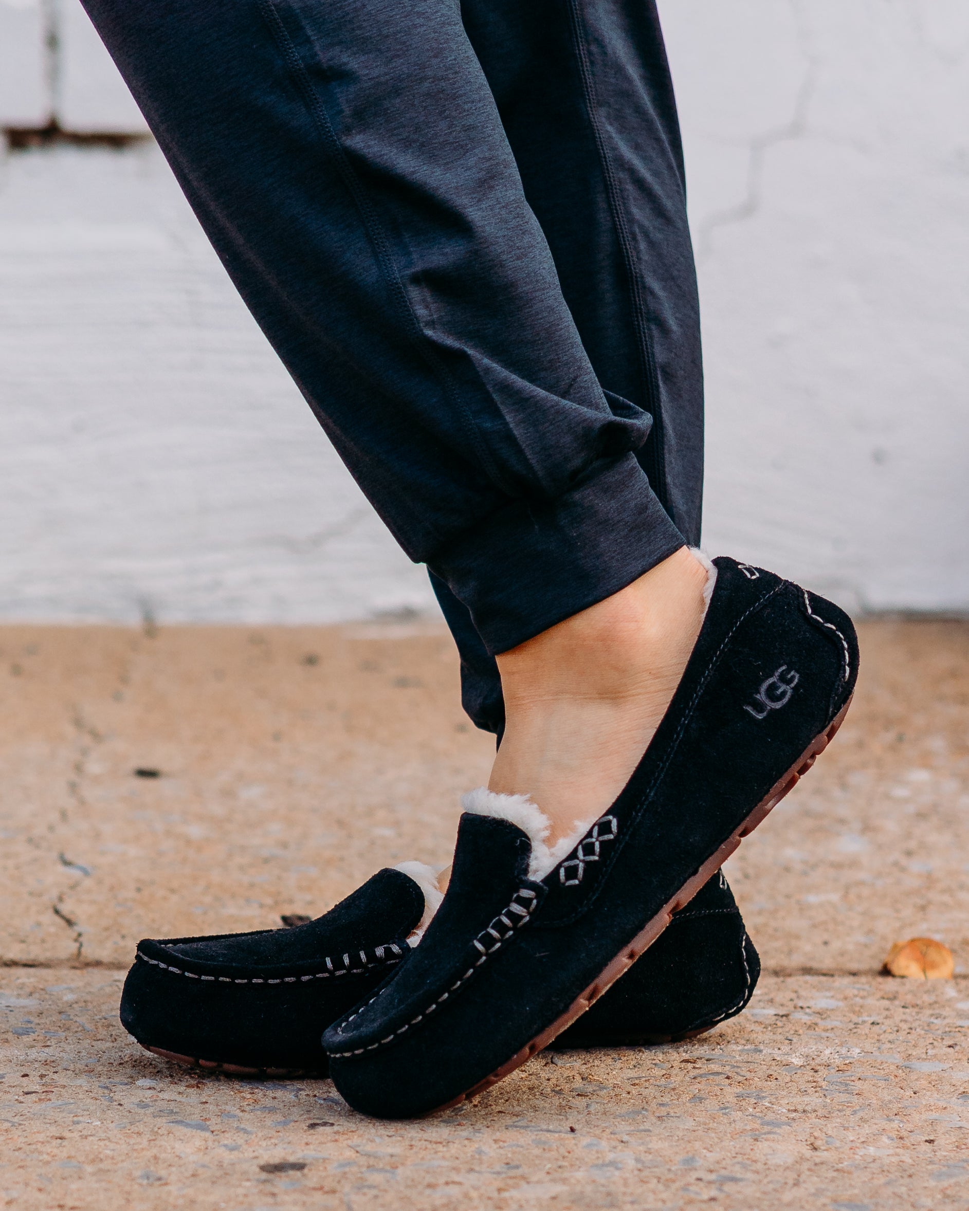 UGG Ansley ブラック モカシン　24cm UGG Ansley Black Suede Slippers | Indoor & Outdoor Use – The Vogue