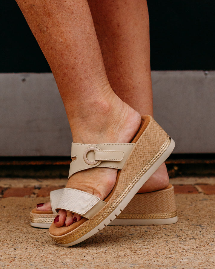 Clarks: Kidiki Cove Sandals Cream Leather