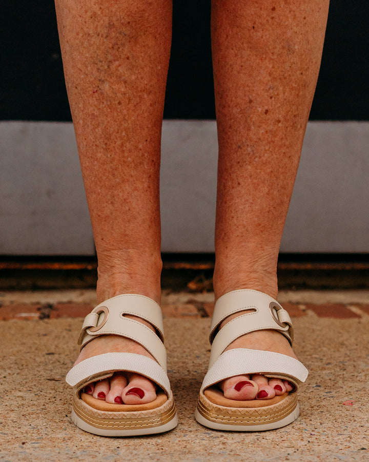 Clarks: Kidiki Cove Sandals Cream Leather