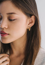Load image into Gallery viewer, Lovers Tempo: Links Earrings In Gold
