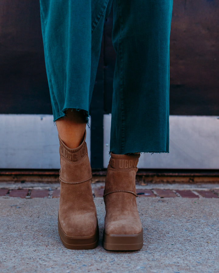 Ugg: Moxy Chelsea Boots in Chestnut