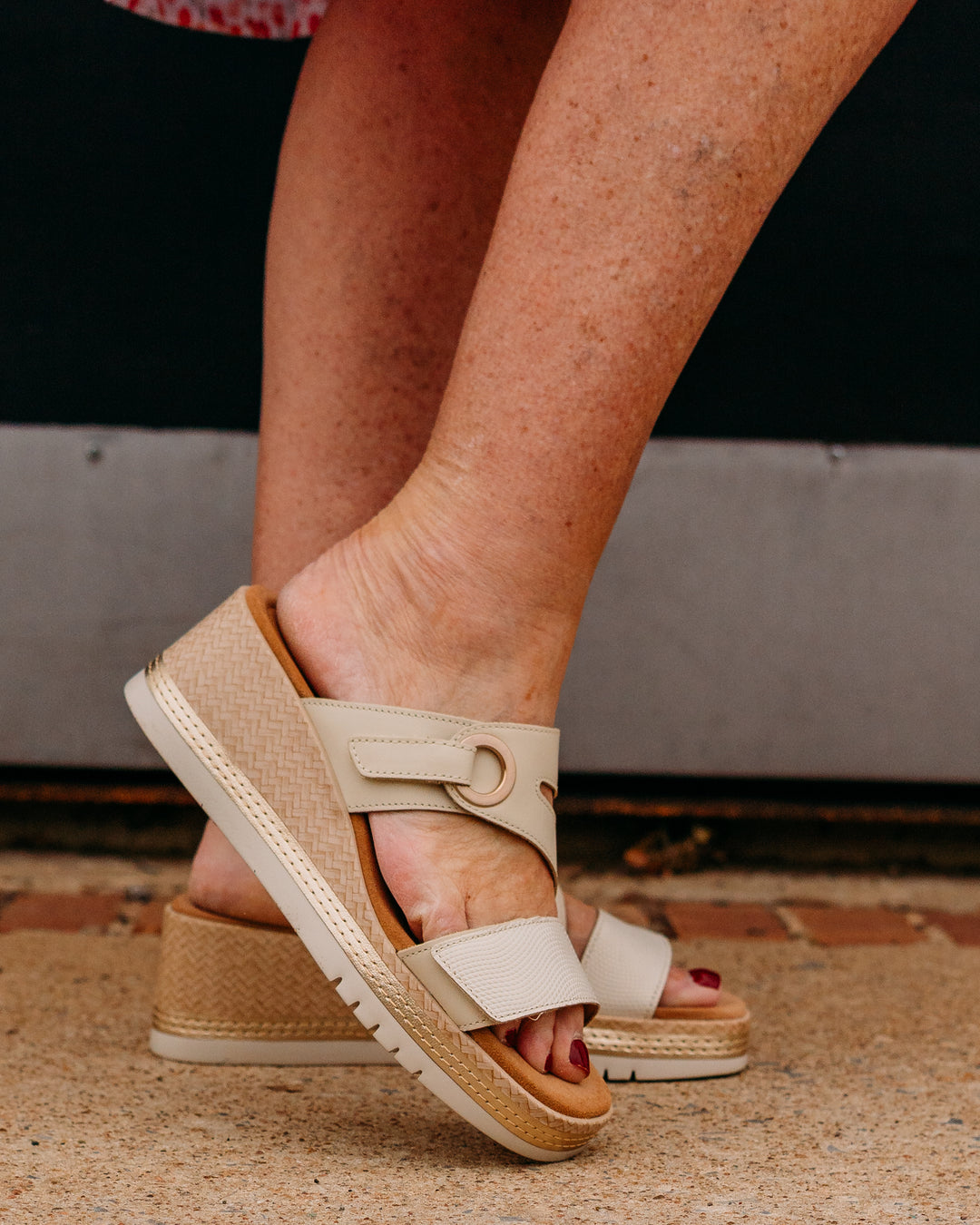 Clarks: Kidiki Cove Sandals Cream Leather
