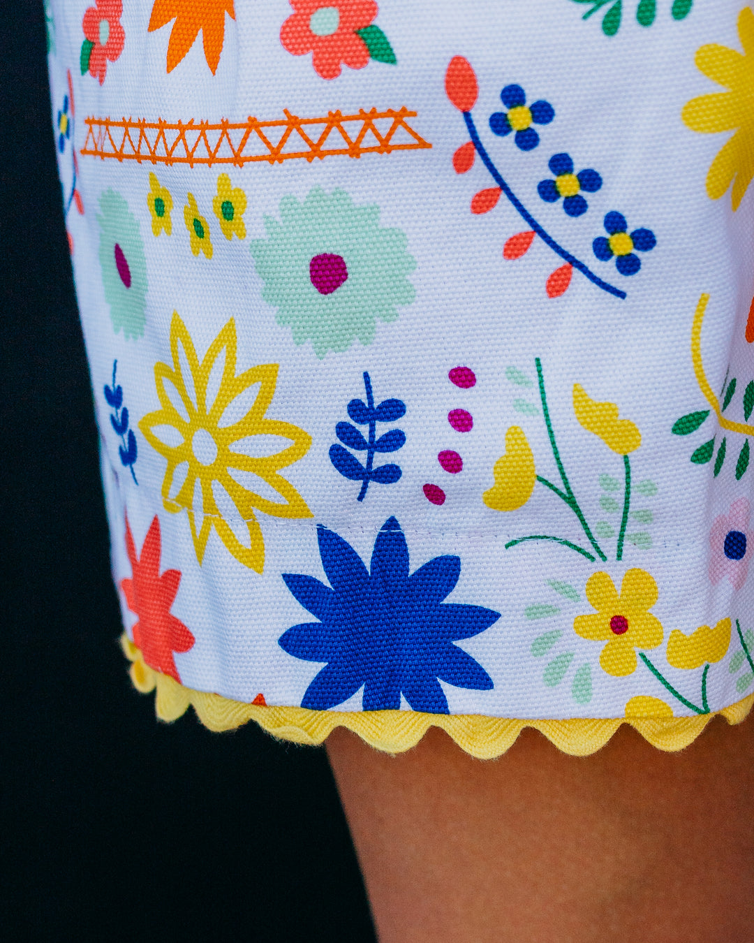 Sister Mary: Flores Short in White