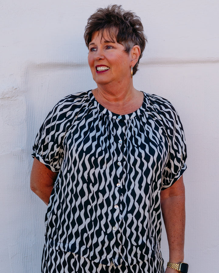 Karen Kane: Satin Short Sleeve Peasant Top in Print (2L55602)