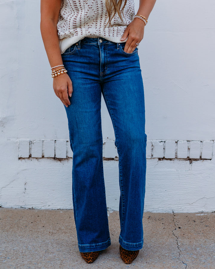 Daze: The Heartbreaker Mid Rise Flare in Influencer