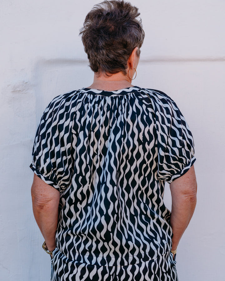 Karen Kane: Satin Short Sleeve Peasant Top in Print (2L55602)
