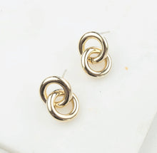 Load image into Gallery viewer, Lovers Tempo: Links Earrings In Gold
