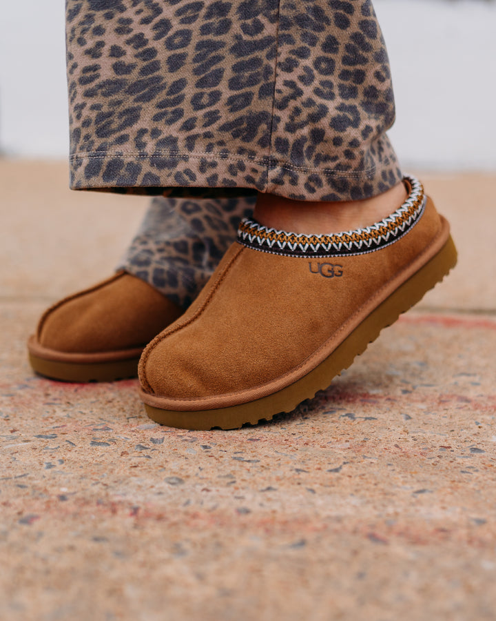 Ugg: Tasman Slipper in Chestnut