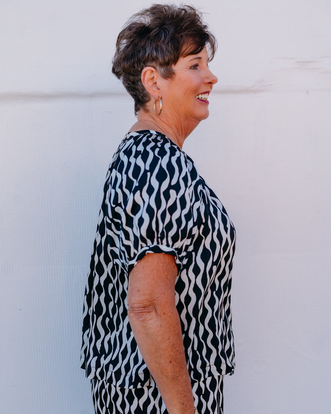 Karen Kane: Satin Short Sleeve Peasant Top in Print (2L55602)