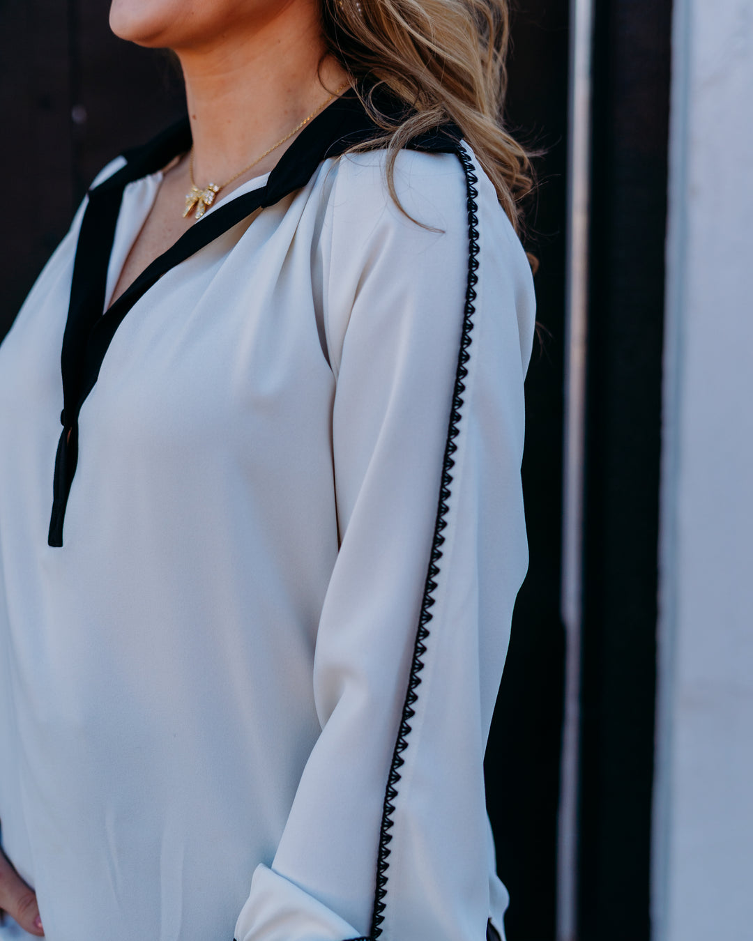 Karen Kane: Colorbock Edge Stitch Top in Cream/Black (4L35102)