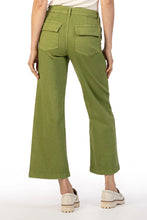 Load image into Gallery viewer, Kut: Charlotte Wide Leg Crop Pants in Pear

