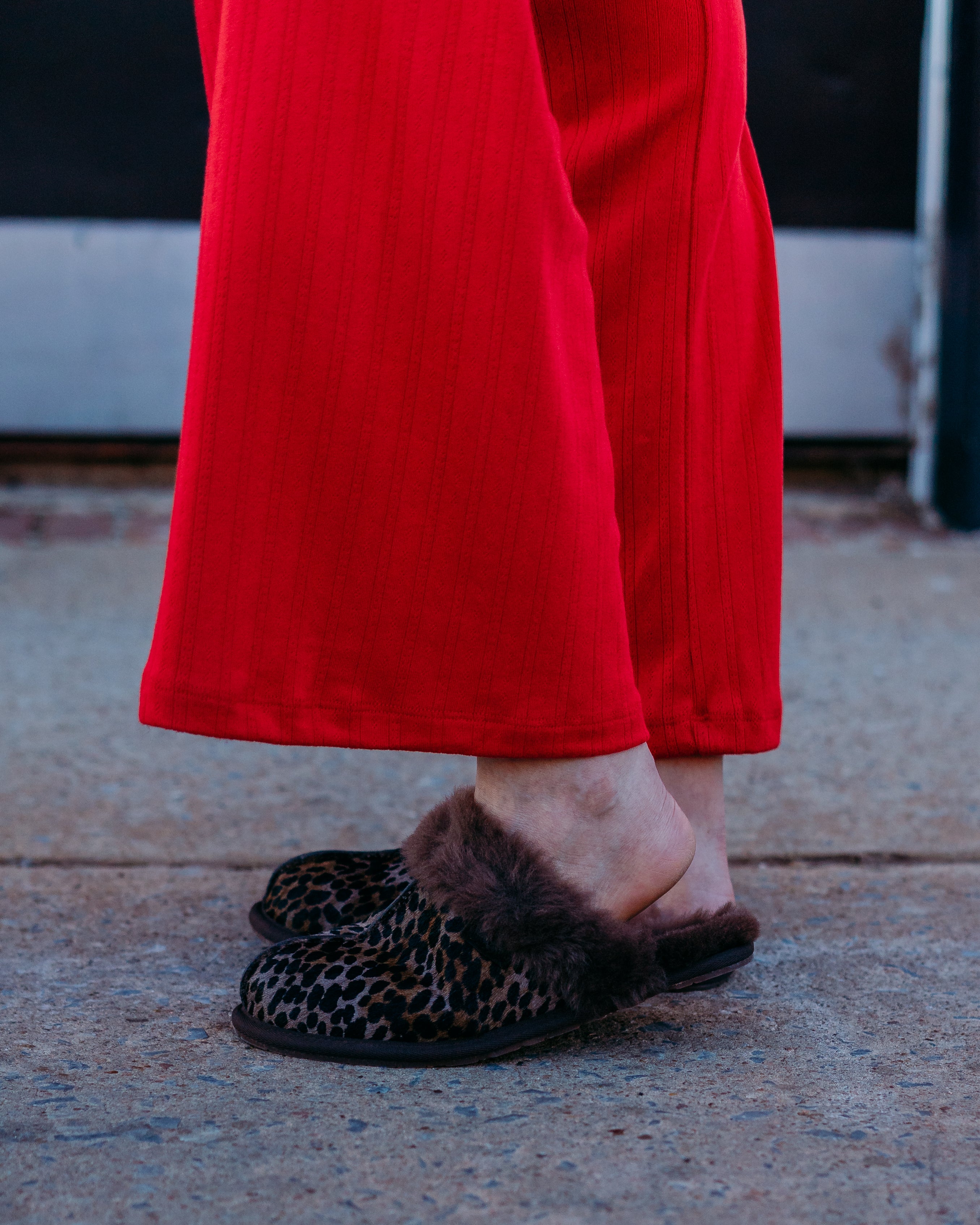 UGG W Scuffette Caspian Burnt Cedar - Cozy & Stylish Slippers