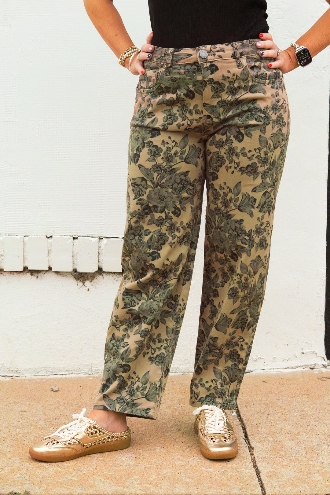 Kut: Ashton High Rise Relaxed Leg Jeans in Sand (KB80202)