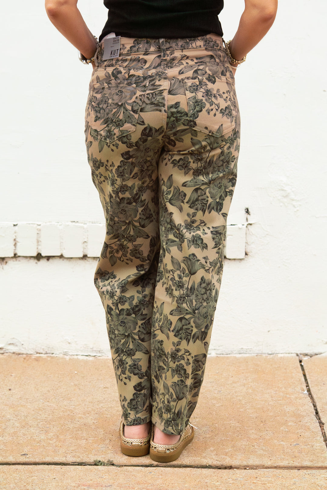 Kut: Ashton High Rise Relaxed Leg Jeans in Sand (KB80202)