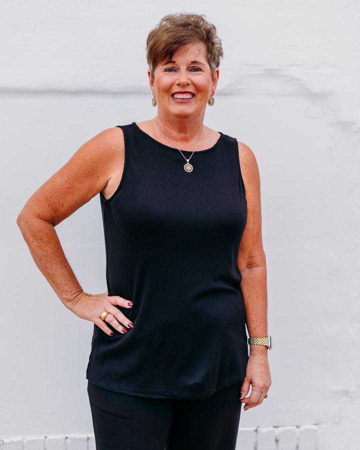 A La Carte: Boat Neck Sleeveless Knit Tunic in Black