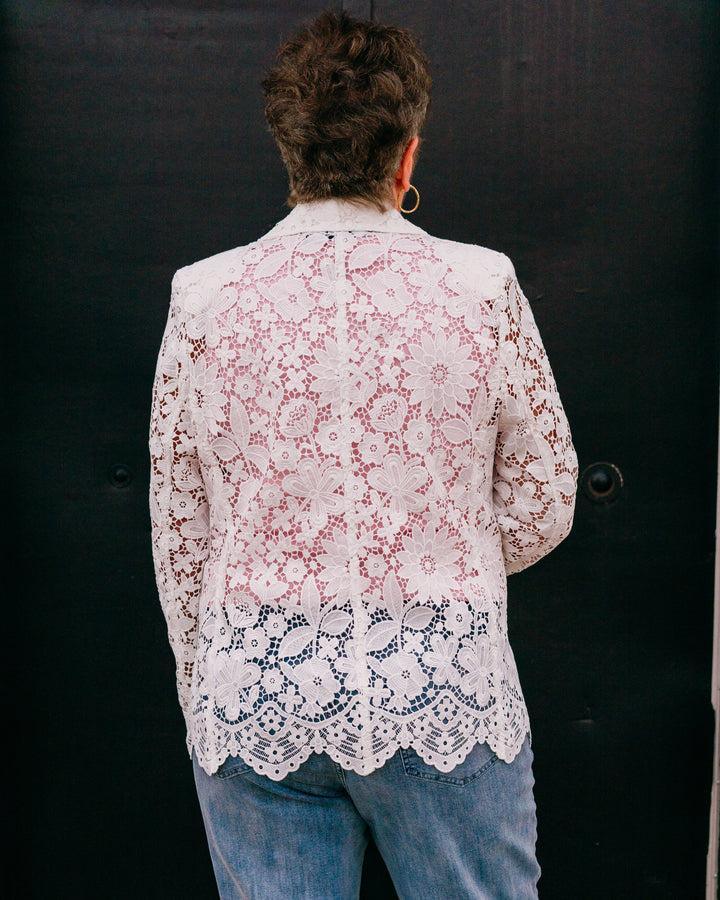 Karen Kane: Lace Scallop Edge Blazer in Off White (1L43800)