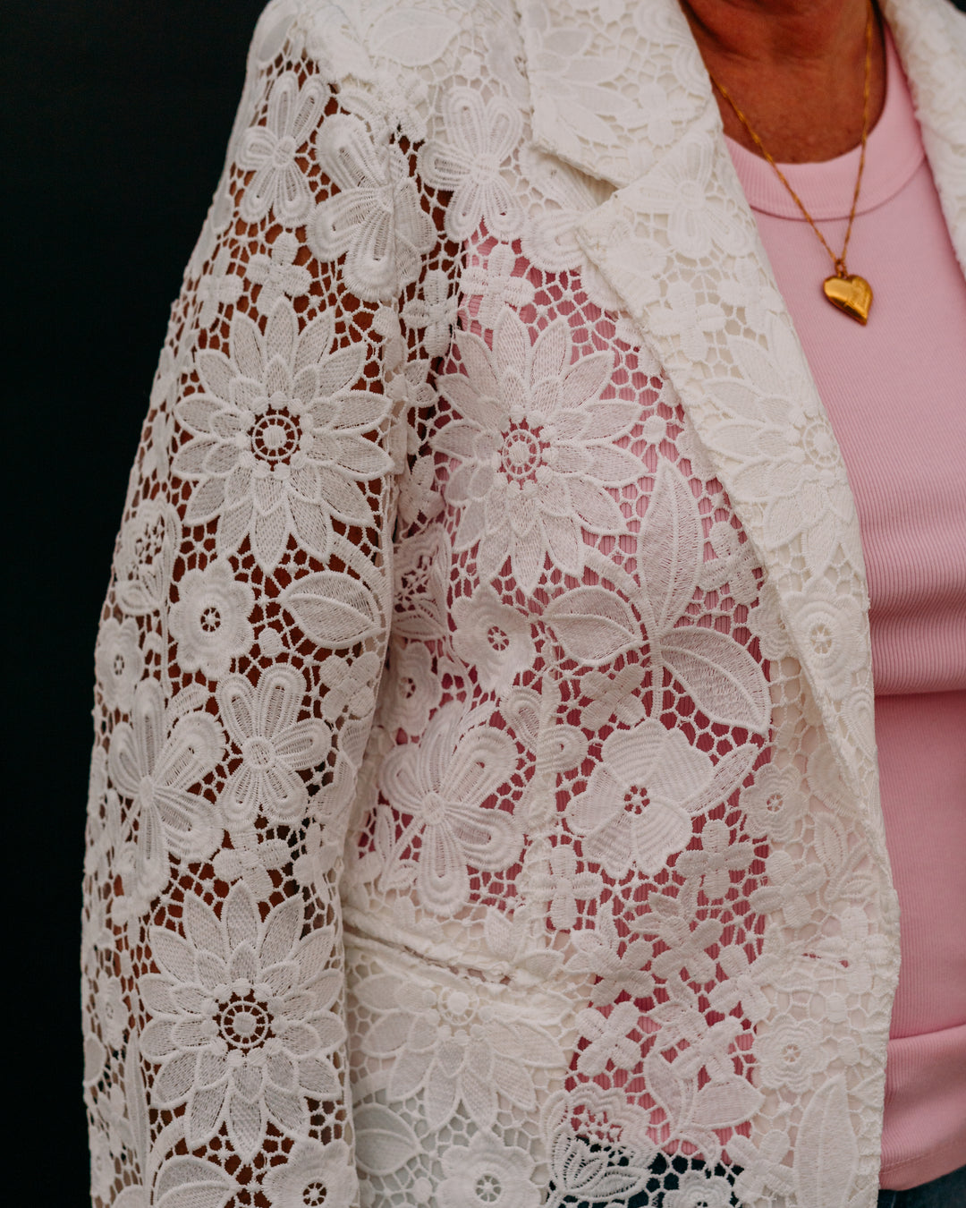 Karen Kane: Lace Scallop Edge Blazer in Off White (1L43800)