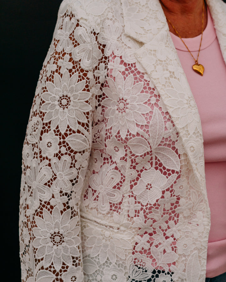 Karen Kane: Lace Scallop Edge Blazer in Off White (1L43800)