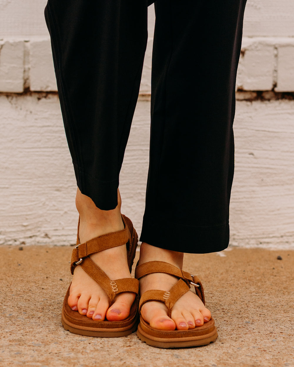 UGG: W Goldengaze Toe Post in Chestnut - The Vogue Boutique