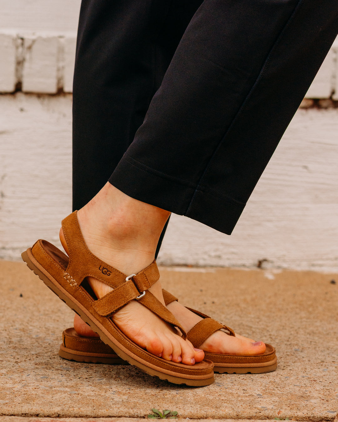 UGG: W Goldengaze Toe Post in Chestnut - The Vogue Boutique